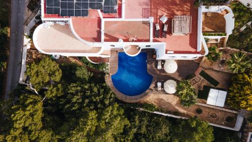 widok na basen w ośrodku w obiekcie Large Villa on Ibiza West Coast with pool & sunset view - Nirvana w mieście Cala Tarida