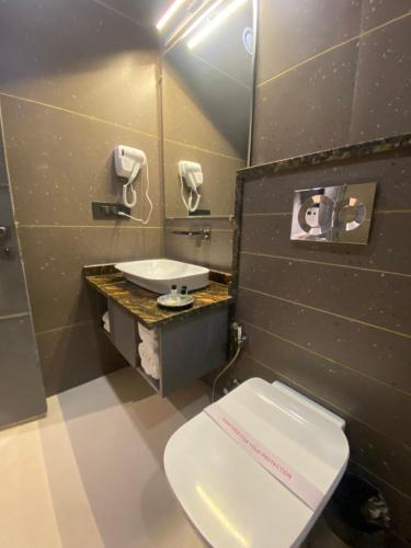 a bathroom with a toilet and a sink at Hotel Azul Ganga in Rishīkesh