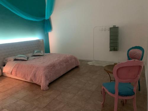 1 dormitorio con 1 cama, mesa y sillas en Alla Casetta B&B Relax, en San Felice a Cancello