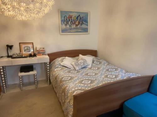 Un pat sau paturi într-o cameră la Cheerful Bodrum Home