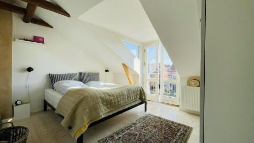 een slaapkamer met een bed en een groot raam bij ApartmentInCopenhagen Apartment 1534 in Kopenhagen