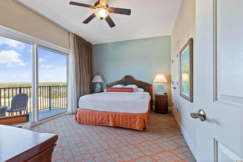 sypialnia z łóżkiem i balkonem w obiekcie The Marina at Grande Resorts 4-1202-2 bedroom and 2 bath w mieście Myrtle Beach