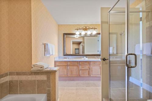 W łazience znajduje się prysznic i umywalka. w obiekcie The Marina at Grande Resorts 4-1202-2 bedroom and 2 bath w mieście Myrtle Beach