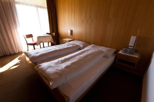 Postel nebo postele na pokoji v ubytování Hotel Garni Simplon