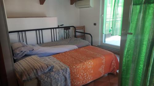 a small bedroom with a bed and a window at La corte del Campo in Cava deʼ Tirreni