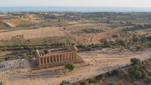 an aerial view of the parthenon in the acropolis at Casa Vacanze Kennedy in Favara