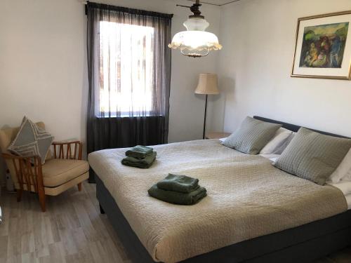 1 dormitorio con 1 cama con 2 toallas en Nila's Stuga, en Diö