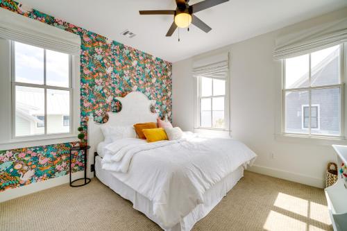 - une chambre avec un lit blanc et un papier peint floral dans l'établissement Carlton Landing Home with Poolside Lake View!, à Canadian Fork