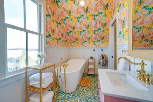 La salle de bains est pourvue d'une baignoire et d'un papier peint floral. dans l'établissement Carlton Landing Home with Poolside Lake View!, à Canadian Fork