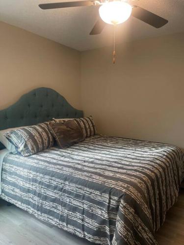 1 dormitorio con 1 cama y ventilador de techo en Perfect Gameday Stay 1 Mile away en Northport