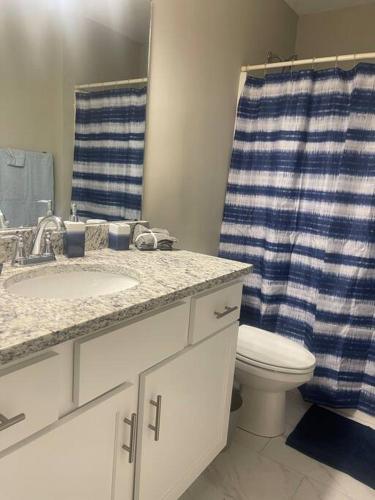 y baño con lavabo, aseo y ducha. en Perfect Gameday Stay 1 Mile away en Northport