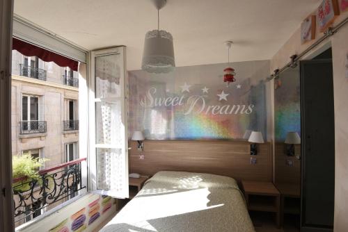 Una cama o camas en una habitación de Amélie Hotel