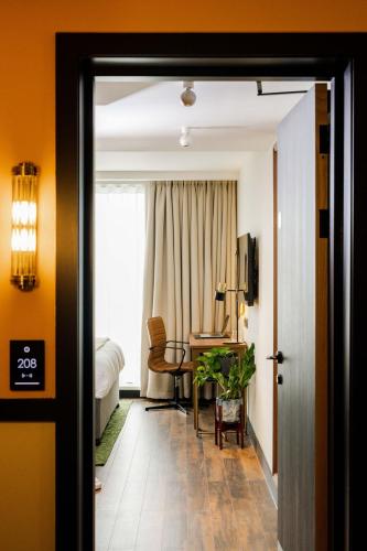 a room with a bedroom with a desk and a bed at Brama in Bromley