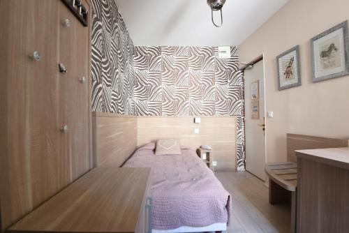 Una cama o camas en una habitación de Amélie Hotel