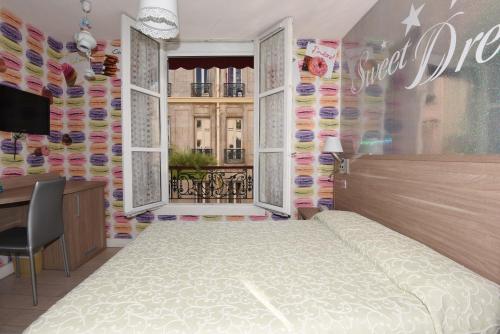 Una cama o camas en una habitación de Amélie Hotel