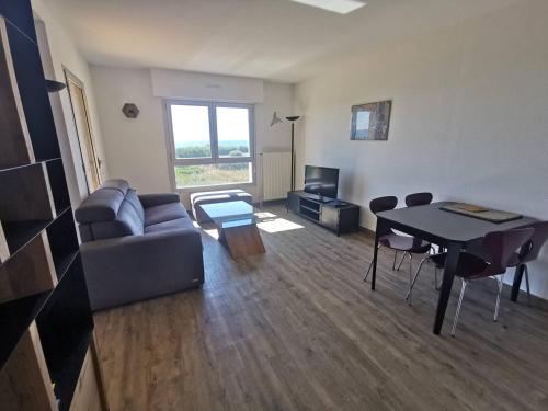 un salon avec un canapé et une table dans l'établissement 5008 Circé 515, au Cap d'Agde