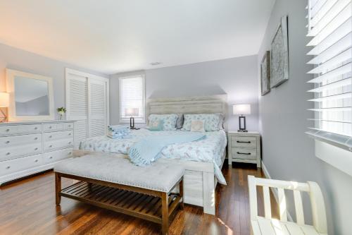 Posteľ alebo postele v izbe v ubytovaní Hyannis Vacation Rental about 2 Mi to Craigville Beach
