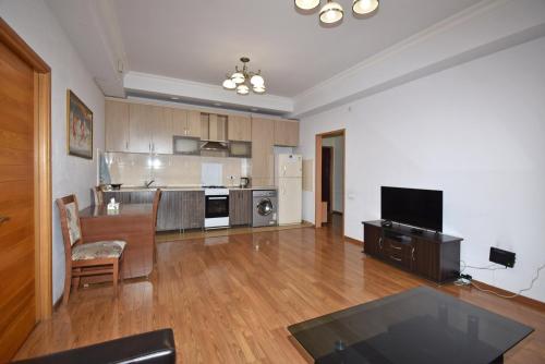 een grote woonkamer met een tafel en een keuken bij Argishti Street, 2 bedrooms Comfortable apartment GL152 in Jerevan