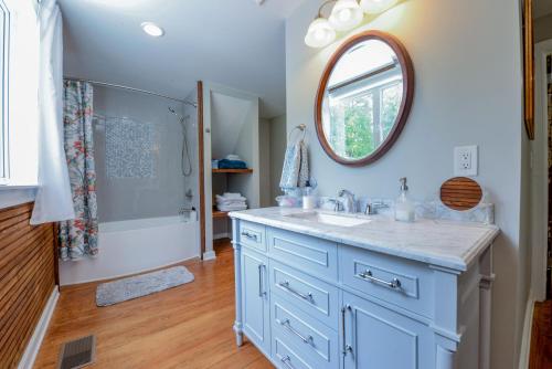 Bilik mandi di Firefly Lake House
