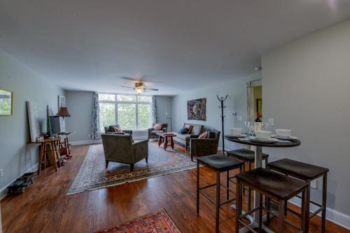 Ruang duduk di Firefly Lake House