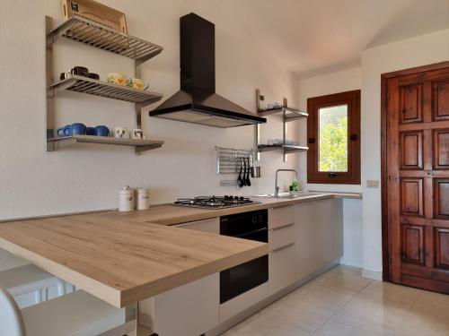 cocina con encimera de madera en una habitación en Residenze BELLA VISTA, en Porto Ottiolu