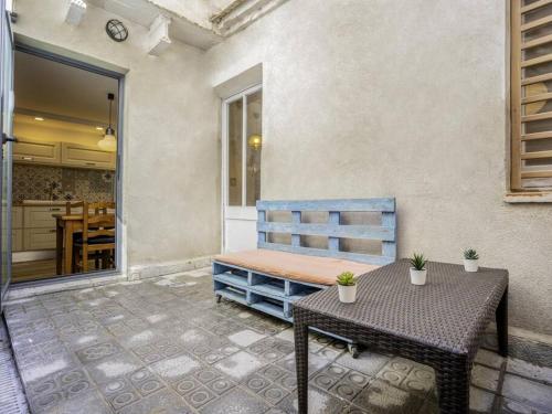 un patio con un banco azul y una mesa en Fantástica casa reformada en Badalona en Badalona