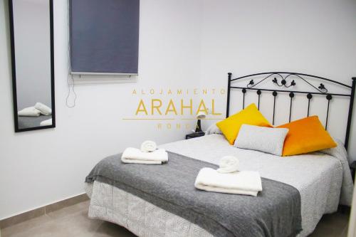 een slaapkamer met een bed met handdoeken erop bij ALOJAMIENTO ARAHAL - RONDA in Ronda