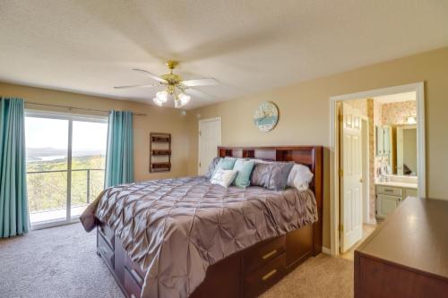 Un dormitorio con una cama grande y una ventana en Charming Edgemont Home with Deck and Lake Views!, en Fairfield Bay