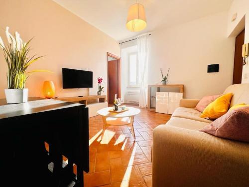 a living room with a couch and a table at Principessa Iolanda, Vista lago, Panoramico, 4 posti letto in Anguillara Sabazia