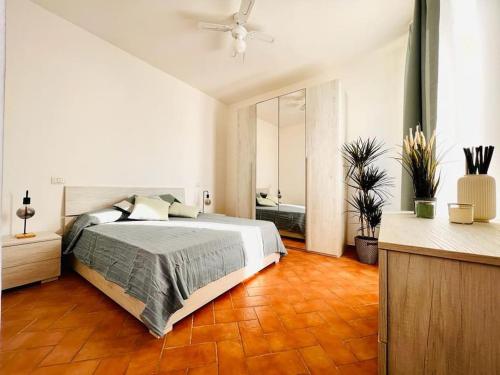 a bedroom with a bed and a ceiling fan at Principessa Iolanda, Vista lago, Panoramico, 4 posti letto in Anguillara Sabazia