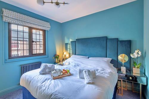 um quarto azul com uma cama com uma bandeja de frutas em Finest Retreats - Castle House Nottingham - Luxurious Hot Tub Stay em Nottingham