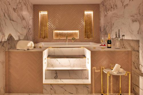 Vannituba majutusasutuses Finest Retreats - Castle House Nottingham - Luxurious Hot Tub Stay