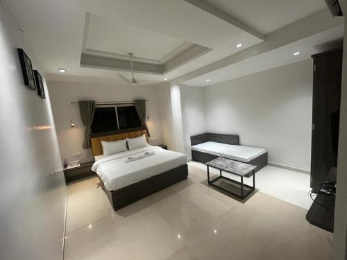 Postel nebo postele na pokoji v ubytování Hotel Gulmohar