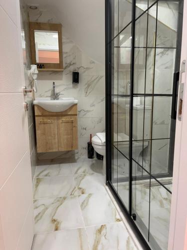 La salle de bains est pourvue d'un lavabo et de toilettes. dans l'établissement Taksim Rain Suite, à Istanbul