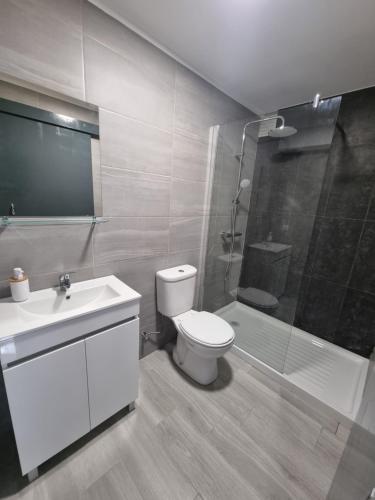 W łazience znajduje się toaleta, prysznic i umywalka. w obiekcie G3 Gamboa Beach House w mieście Peniche