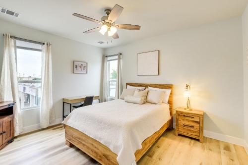 Katil atau katil-katil dalam bilik di Steps to TCU Campus Modern Fort Worth Apt