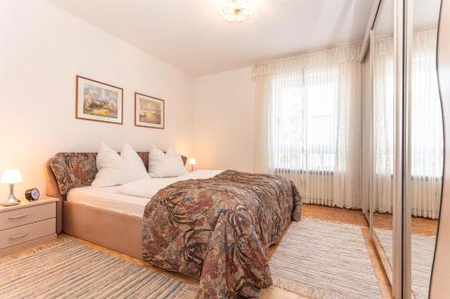 Schlafzimmer mit einem Bett und einem Fenster in der Unterkunft Ferienwohnung Aschauer in Bad Reichenhall