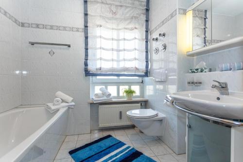 Ένα μπάνιο στο Ferienwohnung Aschauer