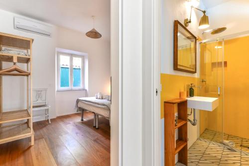 a bathroom with a sink and a mirror at Casa Magnolia in Campo nell'Elba