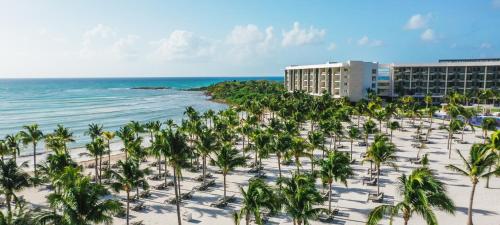 una vista aérea de un complejo con palmeras y el océano en Barceló Maya Riviera - All Inclusive Adults Only, en Xpu-Ha