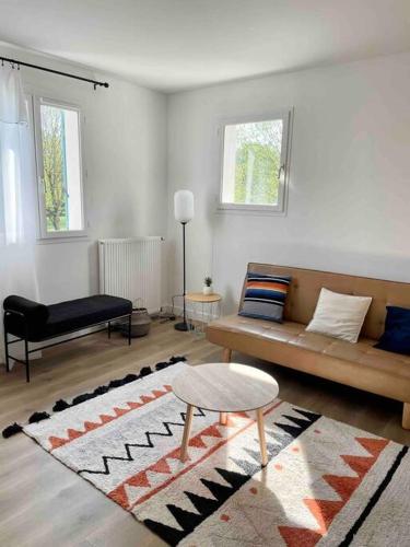 un salon avec un canapé et une table dans l'établissement Marne la Vallée Apartment, à Serris