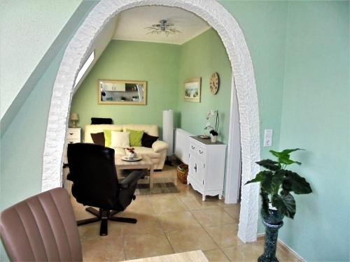 an archway in a living room with a bedroom at Ferienwohnungen/Ferienzimmer Seidel in Zingst