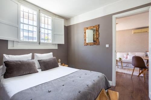 una camera da letto con un grande letto bianco e un tavolo di Apartamento con terraza junto a Sol a Madrid