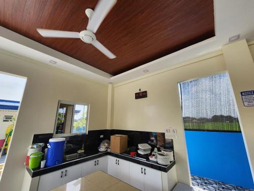 cocina con ventilador de techo y encimera en AB Private Resort 