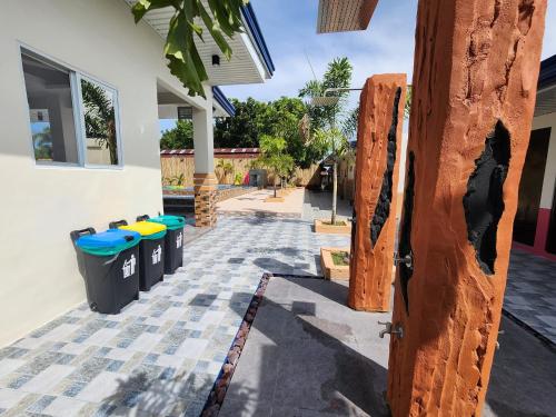 una puerta a una casa con cubos de basura al lado en AB Private Resort 