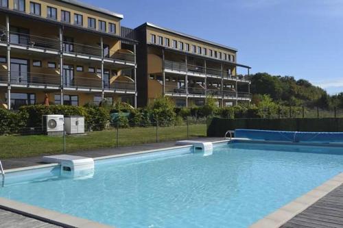 una gran piscina frente a un edificio en Lacs de l'eau d'heure B25 en Erpion