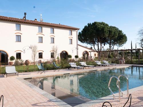 una casa con piscina frente a un edificio en Paradis Agricole en Pietrasanta