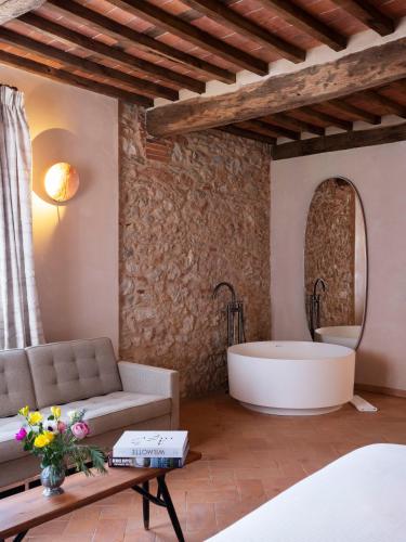 a living room with a bath tub and a couch at Paradis Agricole in Pietrasanta