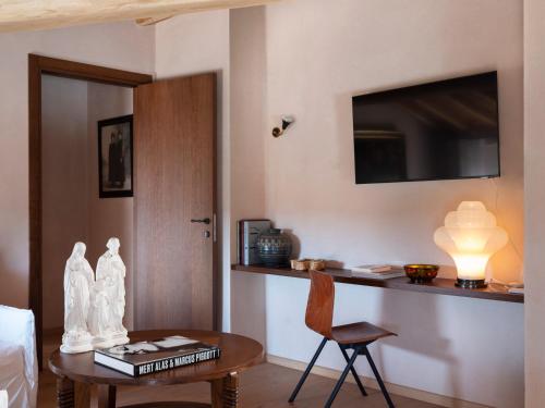 a living room with a table and a tv at Paradis Agricole in Pietrasanta