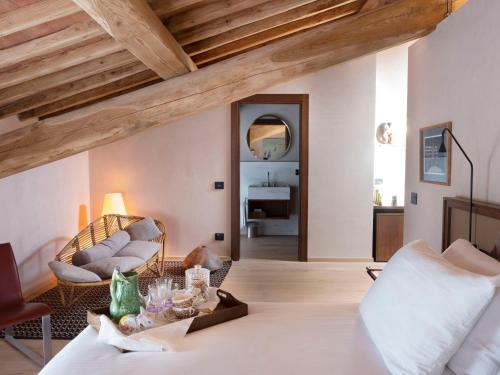 a living room with a couch and a table at Paradis Agricole in Pietrasanta